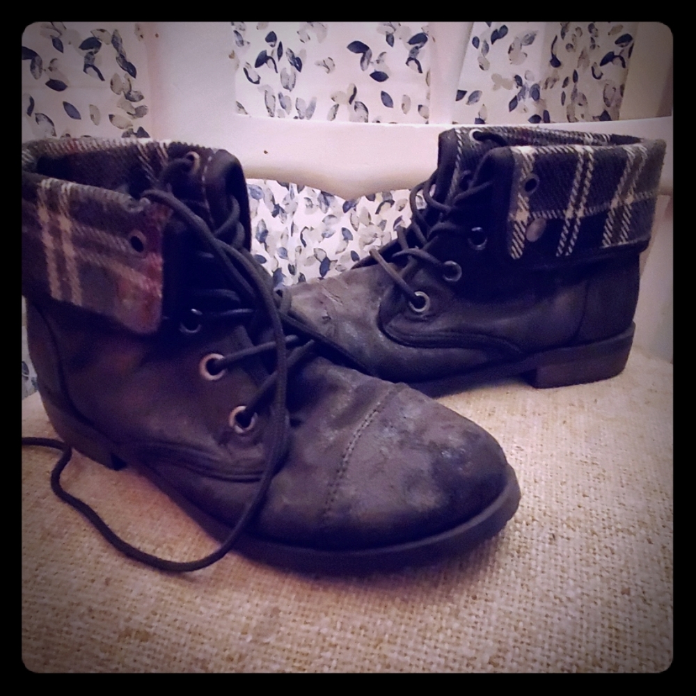 Black boots with plaid.